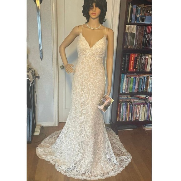 Ethereal Elegance: Exquisite Essense of Australia D2467 Wedding Dress - Picture 6 of 17